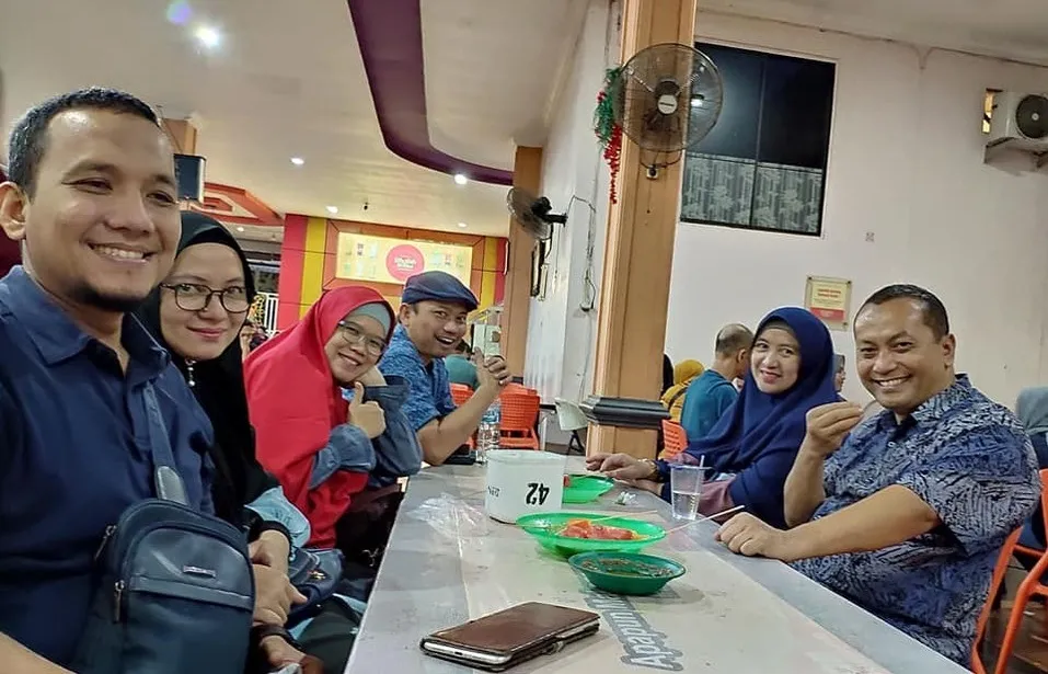 Pak-Farid-Makan-Durian-Di-Medan